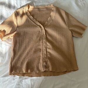 Dazy top with ruffle detail and V-neck